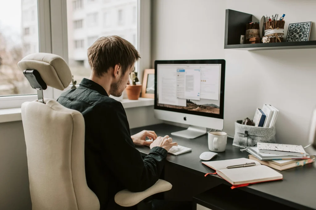 SEO expert working on seo checklist